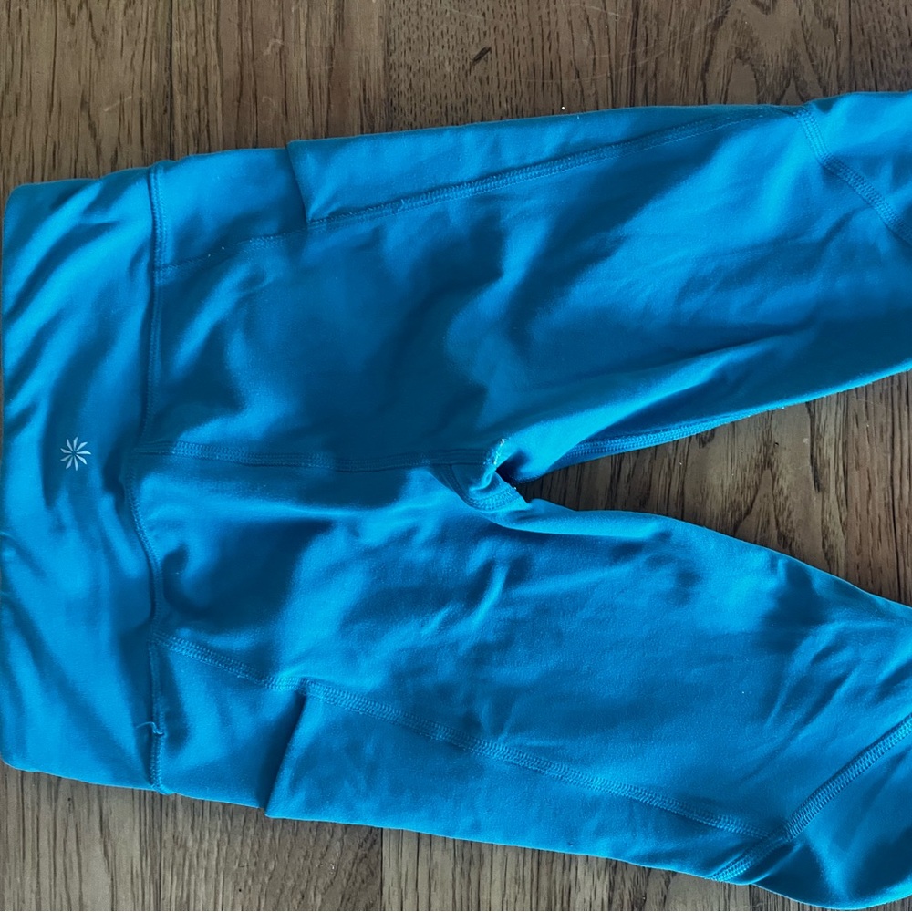 Athletic girl leggings
￼
